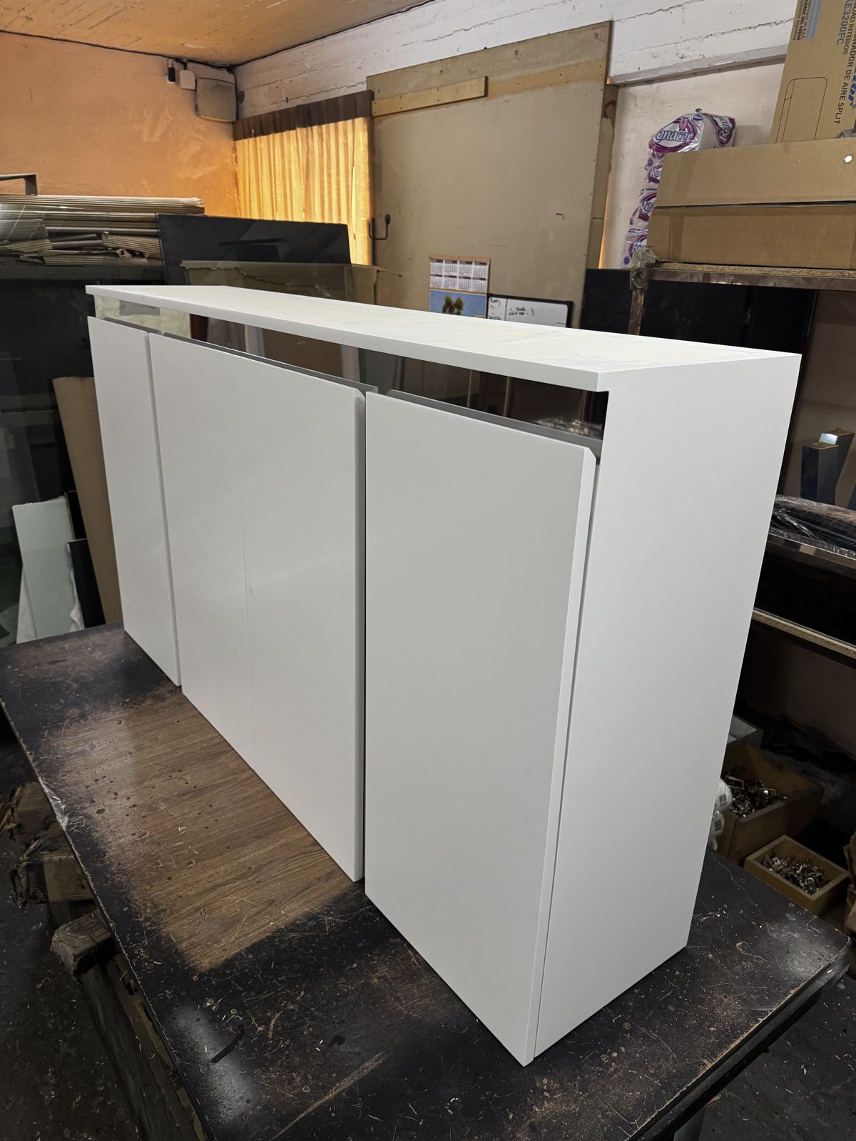 Muebles en producción en el taller de Dynamuebles